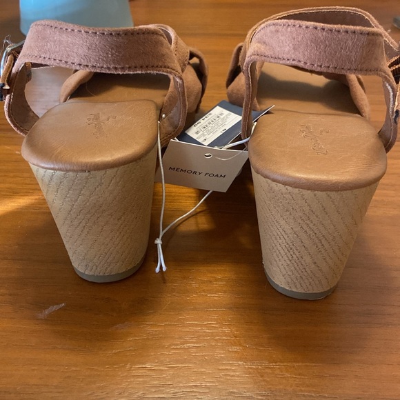 Brand new never worn! Strappy sandals. Cognac color size 6.5. - Picture 3 of 4